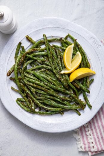 Air fryer green beans with wedges of lemons
