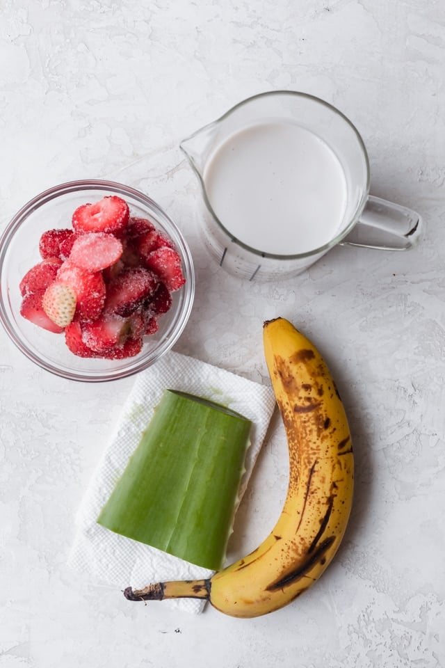 4 ingredients to make the smoothie: banana, coconut milk, strawberries and aloe vera gel