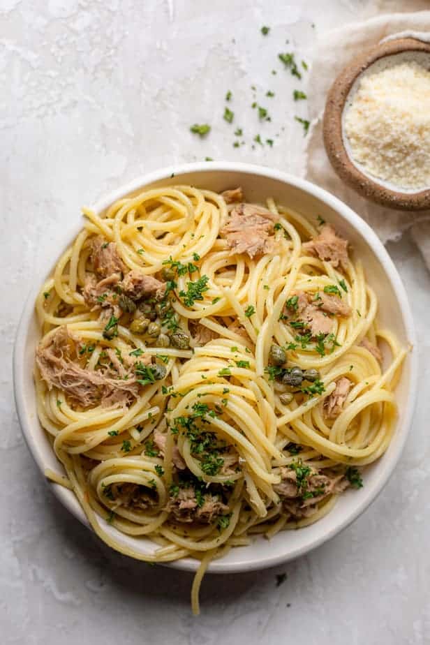 Tuna pasta with garlic and lemon