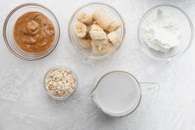 Ingredients to make the recipe: Milk, bananas, peanut butter, greek yogurt and rolled oats